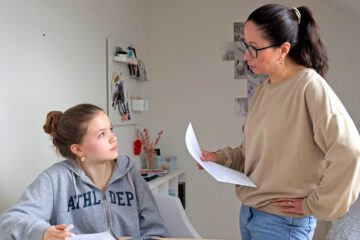 Bei den Schulaufgaben zu helfen, ist für Mütter eine zusätzliche Aufgabe, die mitunter belastend sein kann.